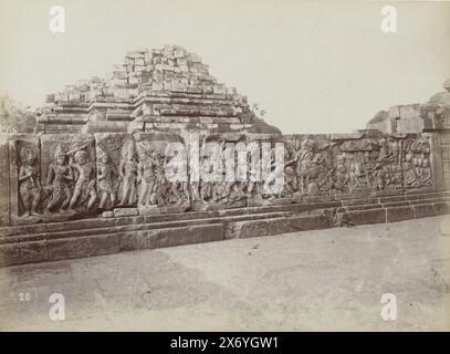 Rilievo al complesso del Tempio di Prambanan, Tempio di Brambanan (titolo sull'oggetto), fotografia, Onnes Kurkdjian (attribuito a), dopo scultura di: Anonymous, Prambanan, Feb-1904, carta, stampa albumen, altezza, 165 mm x larghezza, 225 mm Foto Stock