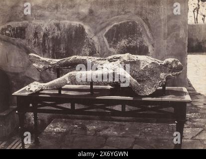 Gesso di un corpo a Pompei, Italia, impronte umane trovate al 5 febbraio 1863, Pompei (titolo sull'oggetto), fotografia, Giorgio Sommer, (menzionato sull'oggetto), Pompei, 1856 - 1875, cartone, stampa albume, altezza, 303 mm x larghezza, 374 mm Foto Stock