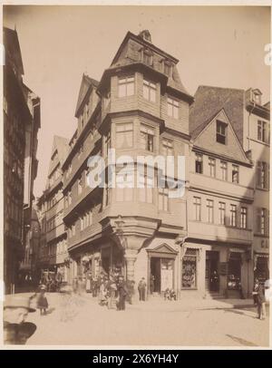 Lutherhaus di Francoforte sul meno, questa foto fa parte di una serie di foto, scattate o acquistate da un viaggiatore olandese che viaggiava in Germania, Austria e Italia tra giugno 27 e luglio 29. L'anno del viaggio è sconosciuto, ma le foto sono state probabilmente scattate tra il 1883 e il 1900., fotografia, anonima, Francoforte sul meno, 1883 - 1900, carta, stampa albume, altezza, 260 mm x larghezza, 203 mm, altezza, 359 mm x larghezza, 303 mm Foto Stock