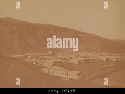 Vista della costa di Aden, fotografia, anonimo, Aden, 1851 - 1900, carta, stampa albume, altezza, 185 mm x larghezza, 257 mm Foto Stock