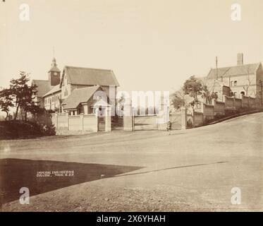 Vista dell'Imperial Engineering College di Tokyo, Giappone, Imperial Engineering College, Tokyo (titolo sull'oggetto), Giappone 1884 (titolo della serie sull'oggetto), fotografia, anonimo, Tokyo, 1884, cartone, stampa albume, altezza, 294 mm x larghezza, 319 mm Foto Stock