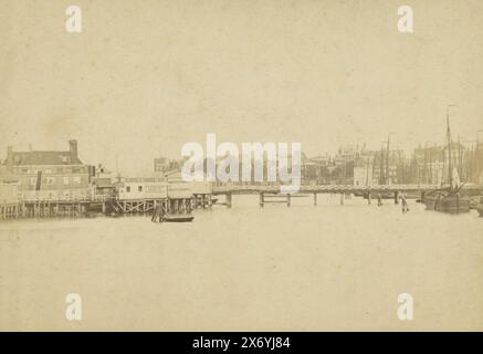 Vista del Nieuwe Stadsherberg e dell'IJ di Amsterdam, Amsterdam (titolo della collana sull'oggetto), fotografia di gabinetto, anonimo, editore: Andries Jager, (menzionato sull'oggetto), Amsterdam, 1860 - 1876, cartone, stampa albume, altezza, 109 mm x larghezza, 168 mm Foto Stock