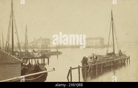 Veduta del Nieuwe Stadsherberg e del porto dell'IJ di Amsterdam (titolo della collana sull'oggetto), fotografia di gabinetto, anonimo, editore: Andries Jager, (menzionato sull'oggetto), Amsterdam, 1860 - 1876, cartone, stampa albume, altezza, 107 mm x larghezza, 167 mm Foto Stock