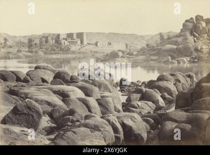 Vista dell'isola di Philae nel Nilo, avvicinamento a Philae (titolo sull'oggetto), fotografia, Francis Frith, (menzionato sull'oggetto), Philae, in o dopo c. 1856 - in o prima di c. 1859, carta, stampa albume, altezza, 162 mm x larghezza, 228 mm Foto Stock