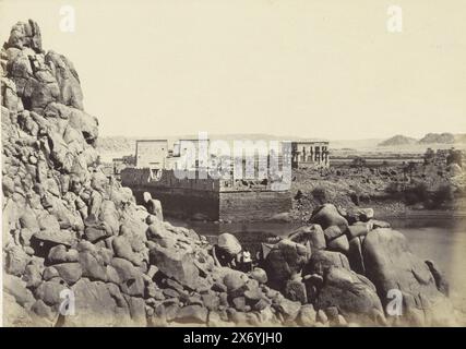 Vista del lato sud dell’isola di Philae, estremità sud dell’isola di Philae (titolo sull’oggetto), fotografia, Francis Frith, (menzionato sull’oggetto), Philae, in o dopo c. 1856 - in o prima di c. 1859, carta, stampa albume, altezza, 164 mm x larghezza, 228 mm Foto Stock