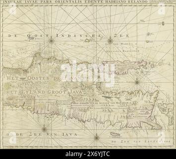 Mappa della parte orientale di Giava, Insulae Javae pars orientalis Edinte Hadriano relando (titolo sull'oggetto), Mappa di Giava orientale. In cima si gode una vista di Batavia dall'acqua. Ci sono cinque rose di bussola e la mappa presenta dettagli topografici: Risaie, montagne, animali selvatici, ecc. Con l'isola di Madura. Per la scala, vedere la metà sinistra. Metà destra di una mappa dell'intera isola di Giava., stampa, Adriaan Reeland, (menzionato sull'oggetto), stampatore: Jacob Keyser, (menzionato sull'oggetto), editore: Gerard van Keulen, (menzionato sull'oggetto), Amsterdam, 1728, carta, incisione, altezza, 559 mm Foto Stock