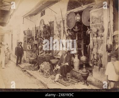 Bazar in Tunisia, possibilmente nella Medina di Tunisi, Bazar Tunisien (titolo sull'oggetto), Fotografia, J. André Garrigues, (menzionato sull'oggetto), Medina van Tunis, 1860 - 1900, carta, stampa albume, altezza, 247 mm x larghezza, 317 mm Foto Stock