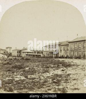 Veduta della spiaggia di Scheveningen, Bains de mer à Scheveningue (titolo sull'oggetto), stereografo, L. Fizanne, (menzionato sull'oggetto), Scheveningen, 1857 - 1863, cartone, stampa albume, altezza, 85 mm x larghezza, 174 mm Foto Stock