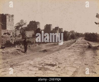 Vista delle mura di Costantinopoli, tour dei Murs des Sept (titolo sull'oggetto), fotografia, Sébah & Joaillier (menzionato sull'oggetto), 1888 - 1900, carta, stampa albume, altezza, 208 mm x larghezza, 268 mm Foto Stock
