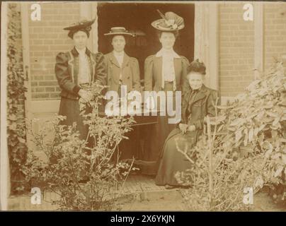 Ritratto di gruppo di quattro donne sconosciute in un giardino, fotografia, anonimo, Paesi Bassi, c. 1895 - c. 1905, carta baryta, altezza, 147 mm x larghezza, 178 mm Foto Stock