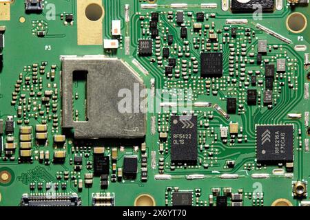 primo piano della scheda a circuiti stampati che contiene i componenti del telefono cellulare Foto Stock