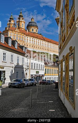 La storica Abbazia di Melk sorge sopra la città di Melk, Austria, una destinazione popolare per i visitatori della panoramica valle di Wachau e del fiume Danubio. Foto Stock