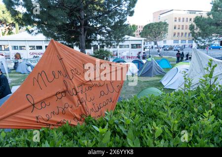 Roma, RM, Italia. 16 maggio 2024. Tende di fronte al Rettorato dell'Università la Sapienza di Roma in solidarietà con il popolo palestinese (Credit Image: © Matteo Nardone/Pacific Press via ZUMA Press Wire) SOLO USO EDITORIALE! Non per USO commerciale! Foto Stock