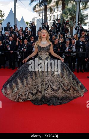 Festival de Cannes - Megapolis Premiere Meryem Sarah Uzerli bei der Premiere vom Megalopolis im Rahmen der 77. Internationalen Filmfestspiele von Cannes 2024 im Palais des Festivals a Cannes, 16.05.2024. *** Festival de Cannes Megapolis Premiere Meryem Sarah Uzerli alla prima di Megalopolis come parte del Festival Internazionale di Cannes 77 2024 al Palais des Festivals di Cannes il 16 05 2024 Copyright: XEventpressxKochanx Foto Stock
