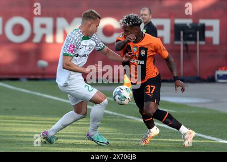 Non esclusiva: RIVNE, UCRAINA - 15 MAGGIO 2024 - vengono visti il difensore Illia Krupskyi (L) del FC Vorskla Poltava e il centrocampista Kevin del FC Shakhtar Donetsk Foto Stock