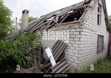 Non esclusivo: DNIPRO, UCRAINA - 15 MAGGIO 2024 - Una casa è danneggiata dalla caduta di detriti di un razzo russo, Dnipro, Ucraina centrale. Foto Stock