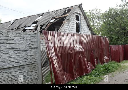 Non esclusivo: DNIPRO, UCRAINA - 15 MAGGIO 2024 - Una casa è danneggiata dalla caduta di detriti di un razzo russo, Dnipro, Ucraina centrale. Foto Stock