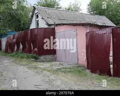 Non esclusivo: DNIPRO, UCRAINA - 15 MAGGIO 2024 - Una casa è danneggiata dalla caduta di detriti di un razzo russo, Dnipro, Ucraina centrale. Foto Stock