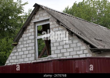 Non esclusivo: DNIPRO, UCRAINA - 15 MAGGIO 2024 - Una casa è danneggiata dalla caduta di detriti di un razzo russo, Dnipro, Ucraina centrale. Foto Stock