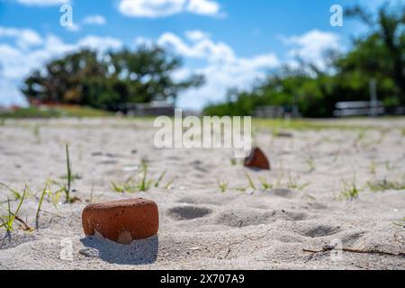 Mattoni deteriorati nella spiaggia sabbiosa fuori Fort Jefferson sul Dry Tortugas National Park. Foto Stock