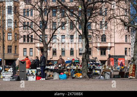 Mercatino delle pulci a scomparsa all'aperto o vendita di pezzi a Karhupuisto nel quartiere Kallio di Helsinki, Finlandia Foto Stock