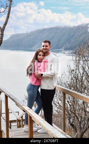 Giovane coppia sposata che si abbracciano insieme e si schierano contro il mare giapponese Foto Stock