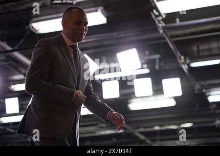 Washington, Stati Uniti. 16 maggio 2024. Hakeem Jeffries (democratico di New York), leader delle minoranze della camera degli Stati Uniti, parte dopo una conferenza stampa nel Campidoglio degli Stati Uniti a Washington, DC, USA, giovedì 16 maggio 2024. Foto di Aaron Schwartz/CNP/ABACAPRESS. COM credito: Abaca Press/Alamy Live News Foto Stock