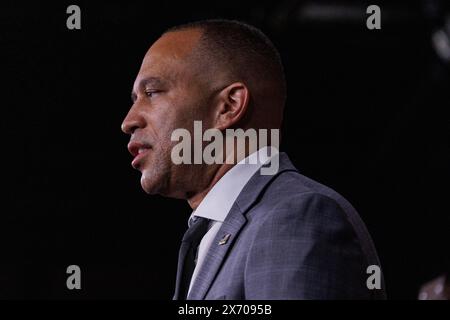 Washington, Stati Uniti. 16 maggio 2024. Hakeem Jeffries (democratico di New York), leader delle minoranze della camera degli Stati Uniti, parla durante una conferenza stampa nel Campidoglio degli Stati Uniti a Washington, DC, USA giovedì 16 maggio 2024. Foto di Aaron Schwartz/CNP/ABACAPRESS. COM credito: Abaca Press/Alamy Live News Foto Stock