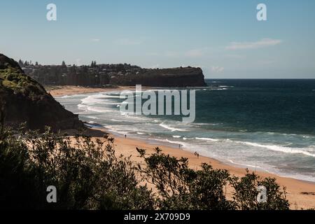 Warriewood Beach, Northern Beaches, Sydney, è una splendida e pittoresca distesa di sabbia dorata di 500 metri che corre tra Mona vale Headland e Turime Foto Stock