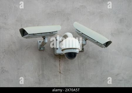 Telecamere CCTV di sicurezza che guardano lo spazio pubblico, sorveglianza telecamera monitoraggio Foto Stock