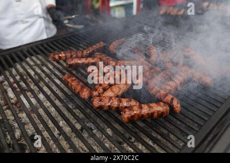 Profondità di campo ridotta (messa a fuoco selettiva) dettagli con macine di carne macinata alla griglia in forma cilindrica sulla barbe Foto Stock