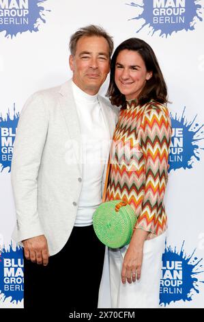 Jan Sosniok mit Ehefrau Nadine beim 20 Jahre Blue Man Group Event im Stage Bluemax Theater. Berlino, 16.05.2024 *** Jan Sosniok con la moglie Nadine all'evento del 20° anniversario Blue Man Group allo Stage Bluemax Theater di Berlino, 16 05 2024 foto:XA.xBuggex/xFuturexImagex Blue man 4525 Foto Stock