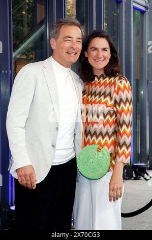 Jan Sosniok mit Ehefrau Nadine beim 20 Jahre Blue Man Group Event im Stage Bluemax Theater. Berlino, 16.05.2024 *** Jan Sosniok con la moglie Nadine all'evento del 20° anniversario Blue Man Group allo Stage Bluemax Theater di Berlino, 16 05 2024 foto:XA.xBuggex/xFuturexImagex Blue man 4526 Foto Stock