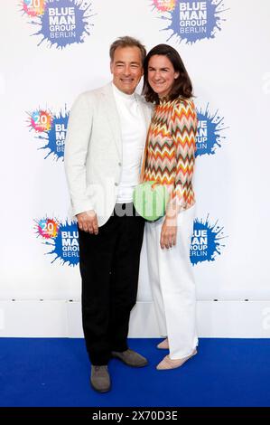 Jan Sosniok mit Ehefrau Nadine beim 20 Jahre Blue Man Group Event im Stage Bluemax Theater. Berlino, 16.05.2024 *** Jan Sosniok con la moglie Nadine all'evento del 20° anniversario Blue Man Group allo Stage Bluemax Theater di Berlino, 16 05 2024 foto:XA.xBuggex/xFuturexImagex Blue man 4524 Foto Stock