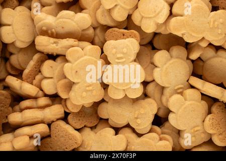 Deliziosi biscotti a forma di orso, vista dall'alto, macro. Foto Stock