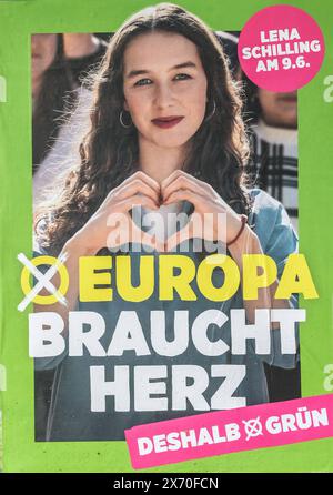 Plakate Österreichischer, politischer Parteien zur EU-Wahl am 9.Juni 2024, am 16.05.2024. DAS Bild zeigt ein Plakat der Grünen, mit der KAndidatin Lena Schilling 2024 - Plakate Österreichischer, politischer Parteien zur EU-Wahl am 9.Juni 2024, am 16.05.2024. *** Manifesti dei partiti politici austriaci per le elezioni europee del 9 giugno 2024, il 16 05 2024 l'immagine mostra un manifesto del Partito Verde, con la candidata Lena Schilling 2024 manifesti dei partiti politici austriaci per le elezioni europee del 9 giugno 2024, il 16 05 2024 Foto Stock