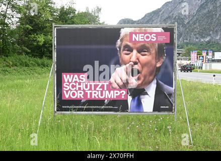 Plakate Österreichischer, politischer Parteien zur EU-Wahl am 9.Juni 2024, am 16.05.2024. DAS Bild zeigt ein Plakat der Partei NEOS, mit einem Bild des amerikanischen Präsidentschaftskandidaten Donald Trump, mit dem slogan era schützt vor Trump 2024 - Plakate Österreichischer, politischer Parteien zur EU-Wahl am 9.Juni 2024, AM 16.05.2024. *** Poster dei partiti politici austriaci per le elezioni europee del 9 giugno 2024, il 16 05 2024 l'immagine mostra un poster del partito NEOS, con una foto del candidato presidenziale americano Donald Trump, con lo slogan era schützt vor Trump 2024 poster Foto Stock