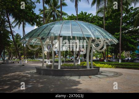 Tranquillo gazebo nel giardino con palme. Pergola di vetro nel Nha trang Vietnam. Maggio 12,2024 Foto Stock