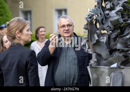 Der ukrainische Bildhauer, Mykhailo Reva, Hat Seine Skulpturen aus verschiedenen Bruchstücken von Raketen und Geschossen geschaffen, Vorstellung mit Herr Oleksii Makeiev, AM 16.05.2024 a Berlino, Residenz, Botschafter Ukraine, Deutschland *** lo scultore ucraino, Mykhailo Reva, ha creato le sue sculture da vari frammenti di missili e proiettili presentazione con il Sig. Oleksii Makeiev, il 16 05 2024 a Berlino, residenza, Ambasciatore Ucraina, Germania Foto Stock