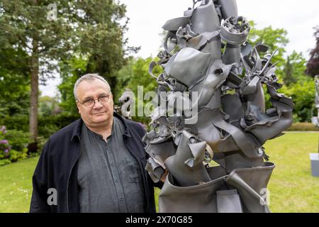 Der ukrainische Bildhauer, Mykhailo Reva, Hat Seine Skulpturen aus verschiedenen Bruchstücken von Raketen und Geschossen geschaffen, Vorstellung mit Herr Oleksii Makeiev, AM 16.05.2024 a Berlino, Residenz, Botschafter Ukraine, Deutschland *** lo scultore ucraino, Mykhailo Reva, ha creato le sue sculture da vari frammenti di missili e proiettili presentazione con il Sig. Oleksii Makeiev, il 16 05 2024 a Berlino, residenza, Ambasciatore Ucraina, Germania Foto Stock