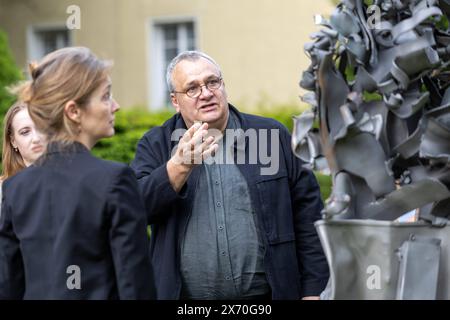 Der ukrainische Bildhauer, Mykhailo Reva, Hat Seine Skulpturen aus verschiedenen Bruchstücken von Raketen und Geschossen geschaffen, Vorstellung mit Herr Oleksii Makeiev, AM 16.05.2024 a Berlino, Residenz, Botschafter Ukraine, Deutschland *** lo scultore ucraino, Mykhailo Reva, ha creato le sue sculture da vari frammenti di missili e proiettili presentazione con il Sig. Oleksii Makeiev, il 16 05 2024 a Berlino, residenza, Ambasciatore Ucraina, Germania Foto Stock