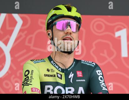 Eschborn, Germania. 1° maggio 2024. Ciclismo: UCI WorldTour - Eschborn-Francoforte, uomini. Maximilian Schachmann tedesco del Team Bora-Hansgrohe partecipa alla presentazione del pilota. Credito: Arne Dedert/dpa/Alamy Live News Foto Stock