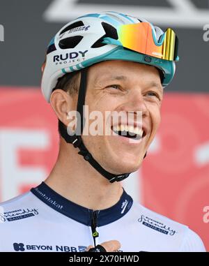 Eschborn, Germania. 1° maggio 2024. Ciclismo: UCI WorldTour - Eschborn-Francoforte, uomini. Nikias Arndt tedesco del Team Bahrai Victorious partecipa alla presentazione del pilota. Credito: Arne Dedert/dpa/Alamy Live News Foto Stock