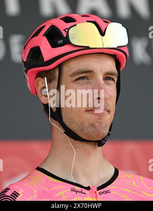 Eschborn, Germania. 1° maggio 2024. Ciclismo: UCI WorldTour - Eschborn-Francoforte, uomini. Jonas Rutsch tedesco del Team Education-Easypost partecipa alla presentazione del pilota. Credito: Arne Dedert/dpa/Alamy Live News Foto Stock