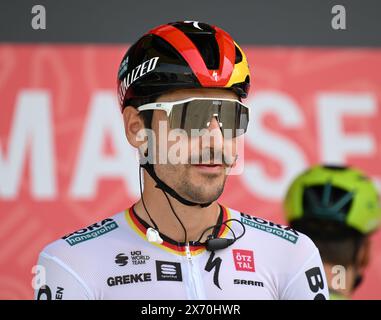 Eschborn, Germania. 1° maggio 2024. Ciclismo: UCI WorldTour - Eschborn-Francoforte, uomini. Emanuel Buchmann tedesco del Team Bora-Hansgrohe partecipa alla presentazione del pilota. Credito: Arne Dedert/dpa/Alamy Live News Foto Stock