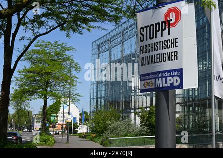 Colonia, Germania. 12 maggio 2024. Manifesto elettorale del MLPD, partito marxista-leninista di Germania, un piccolo partito comunista tedesco credito: Horst Galuschka/dpa/Alamy Live News Foto Stock