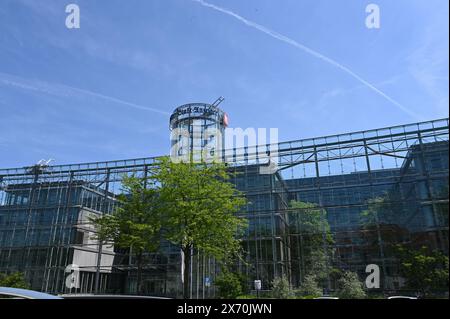 Colonia, Germania. 12 maggio 2024. Amministrazione e redazione del gruppo editoriale M. Dumont Schauberg. Tra gli altri, i giornali in abbonamento Kölner Stadt-Anzeiger, Kölnische Rundschau e l'edicola Newspaper EXPRESS sono pubblicati qui Credit: Horst Galuschka/dpa/Alamy Live News Foto Stock