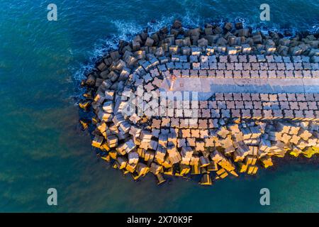 veduta aerea aerea dall'alto di una frangiflutti del porto al tramonto Foto Stock