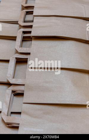 sacchetti di carta per la spesa. Sacchetti di carta per l'artigianato. Sacchetti di carta per alimentari Foto Stock