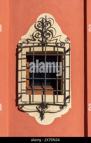 griglia decorata sulla parete colorata Foto Stock